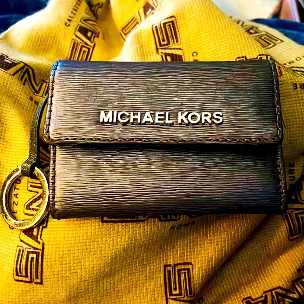 Michael Kors Keychain Embossed Wallet Silver Metallic AV 1407 looks brand new!